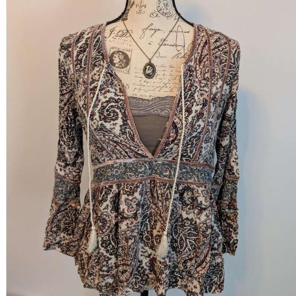 American eagle shirt with flowy sleeves and Paisley pattern